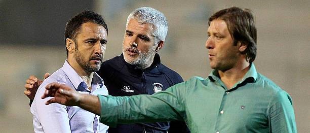 Porto's coach Vitor Pereira (L) stands near Maritimo's coach Pedro Martins (R) during the Portuguese League football match CS Maritimo vs FC Porto at Barreiros stadium in Funchal on March 17, 2013.  AFP PHOTO / GREGORIO CUNHA        (Photo credit should read GREGORIO CUNHA/AFP via Getty Images)